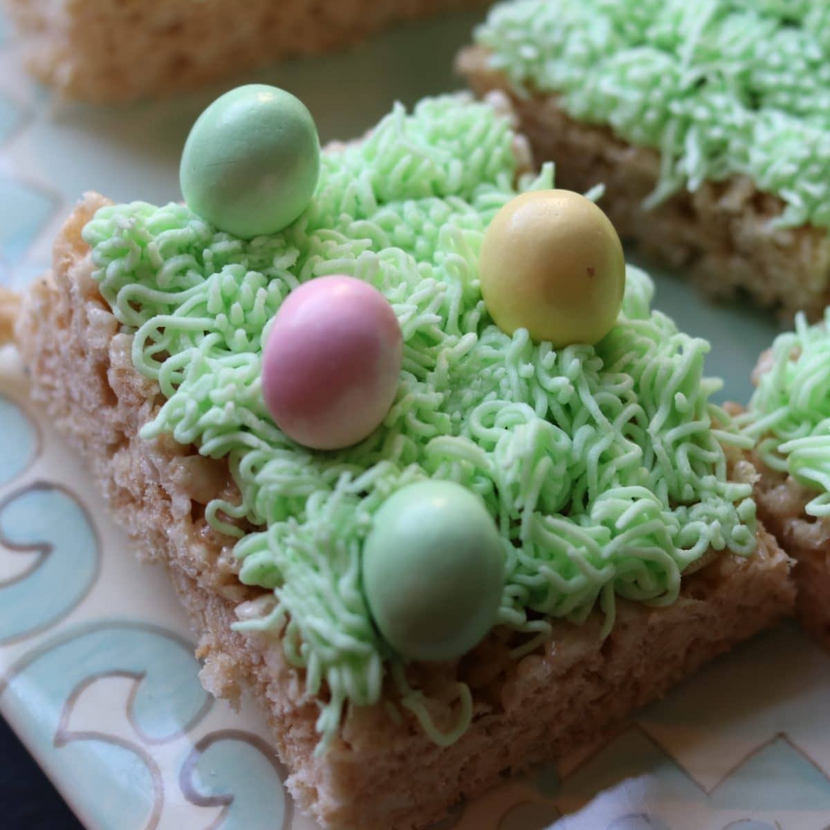 Easter Rice Krispy Treats With Chocolate Eggs || Erin Brighton | Easter treats | easy recipes | kid parties | gluten free desserts | Wilton decorating