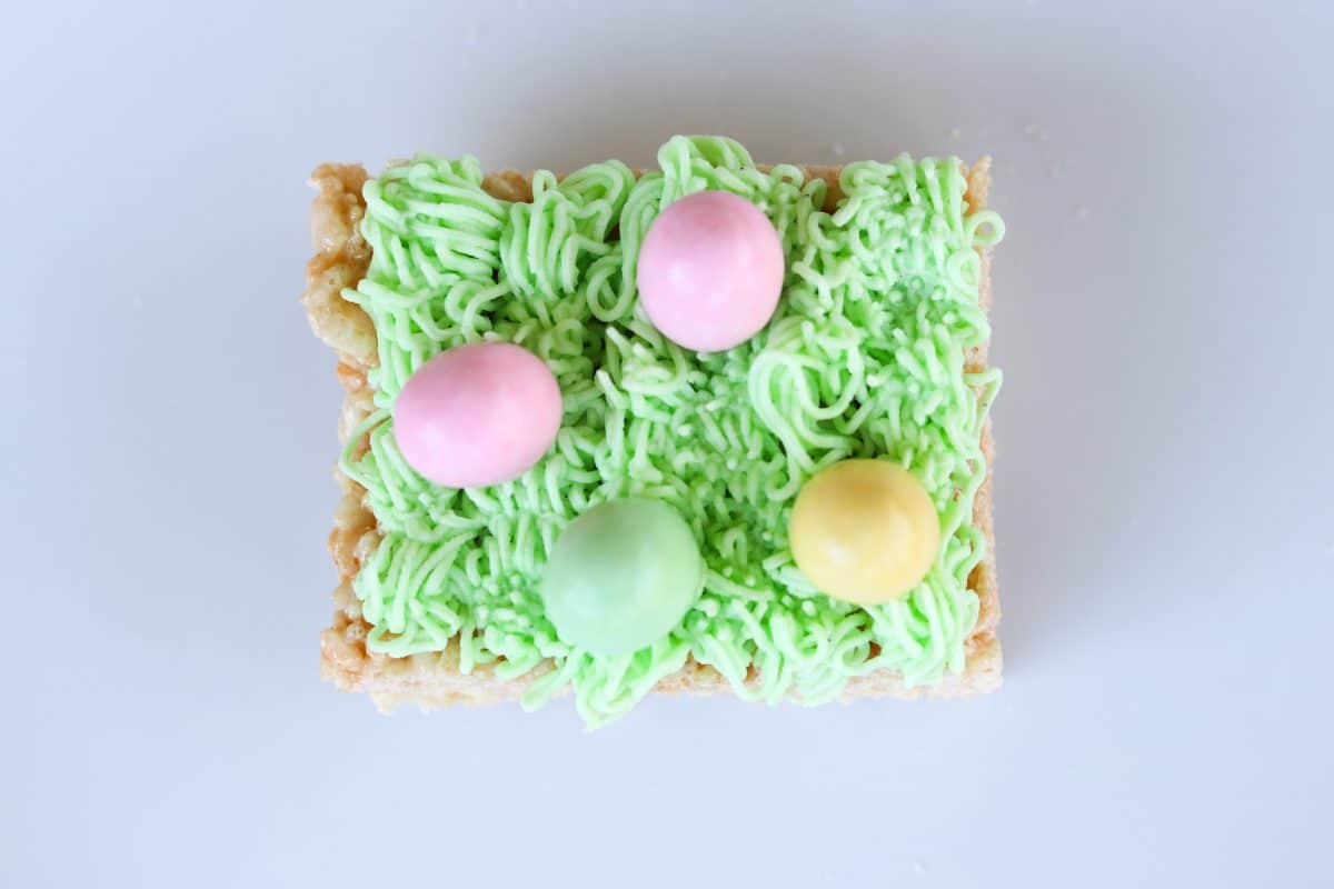 Easter Rice Krispy Treats With Chocolate Eggs || Erin Brighton | Easter treats | easy recipes | kid parties | gluten free desserts | Wilton decorating